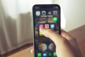 Les tendances du messaging mobile en 2025 : IA, personnalisation, omnicanalité…