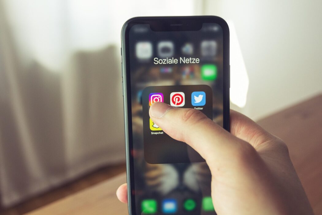 Les tendances du messaging mobile en 2025 : IA, personnalisation, omnicanalité…